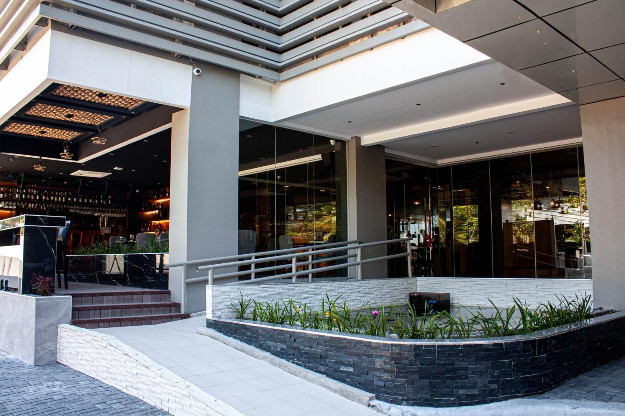Hayat Sky Towers Hotel Cebu Eksteriør billede