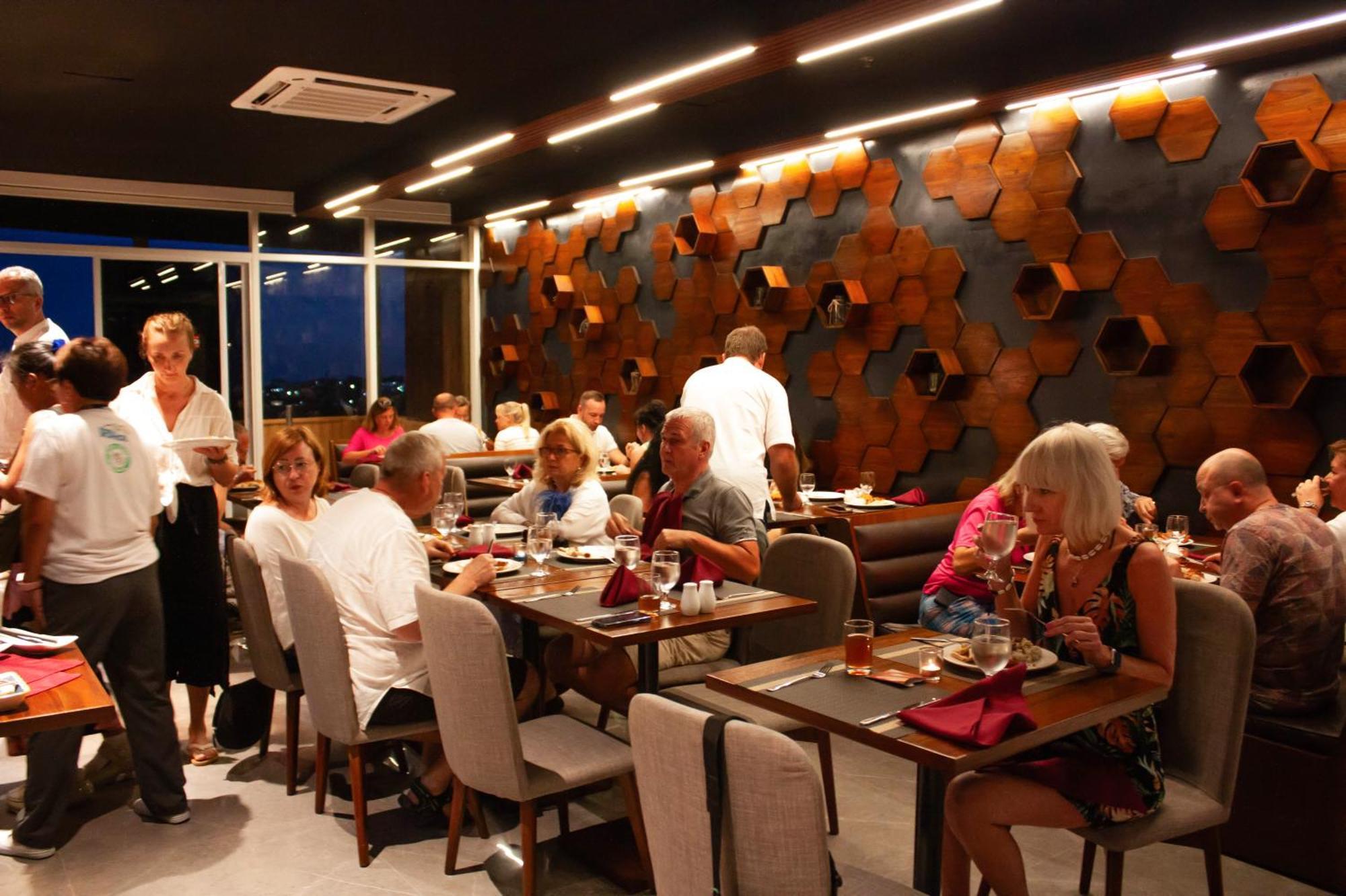 Hayat Sky Towers Hotel Cebu Eksteriør billede