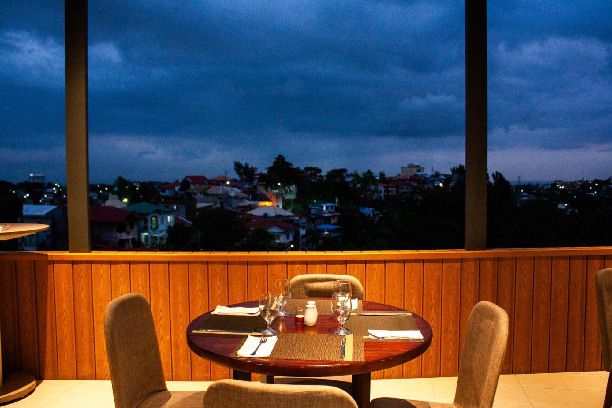 Hayat Sky Towers Hotel Cebu Eksteriør billede